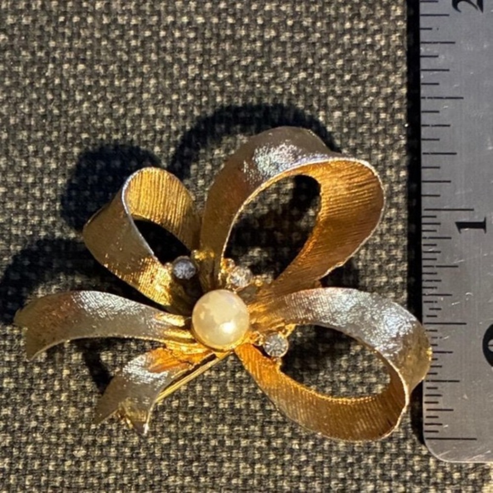 Vintage signed Roma gold tone bow Rhinestones with faux pearl brooch pin 1980s - Picture 3 of 4